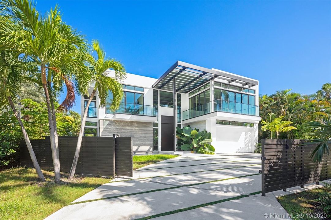 Vendido Recientemente: $4,250,000 (5 camas, 5 baños, 6787 Pies cuadrados)