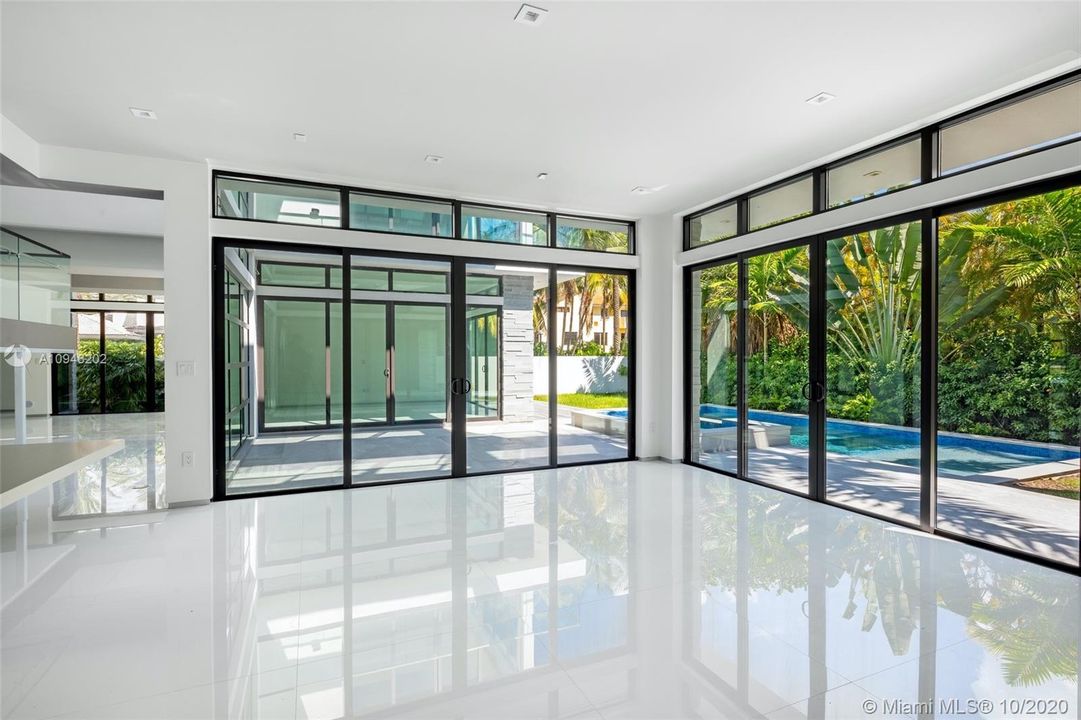 Vendido Recientemente: $4,250,000 (5 camas, 5 baños, 6787 Pies cuadrados)