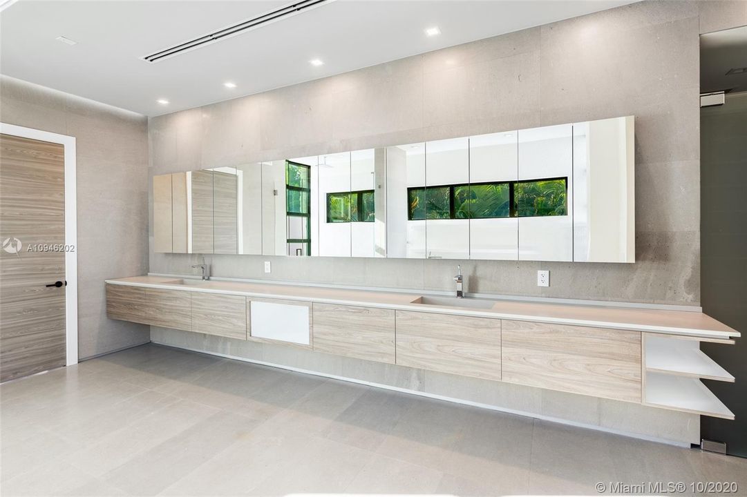 Vendido Recientemente: $4,250,000 (5 camas, 5 baños, 6787 Pies cuadrados)