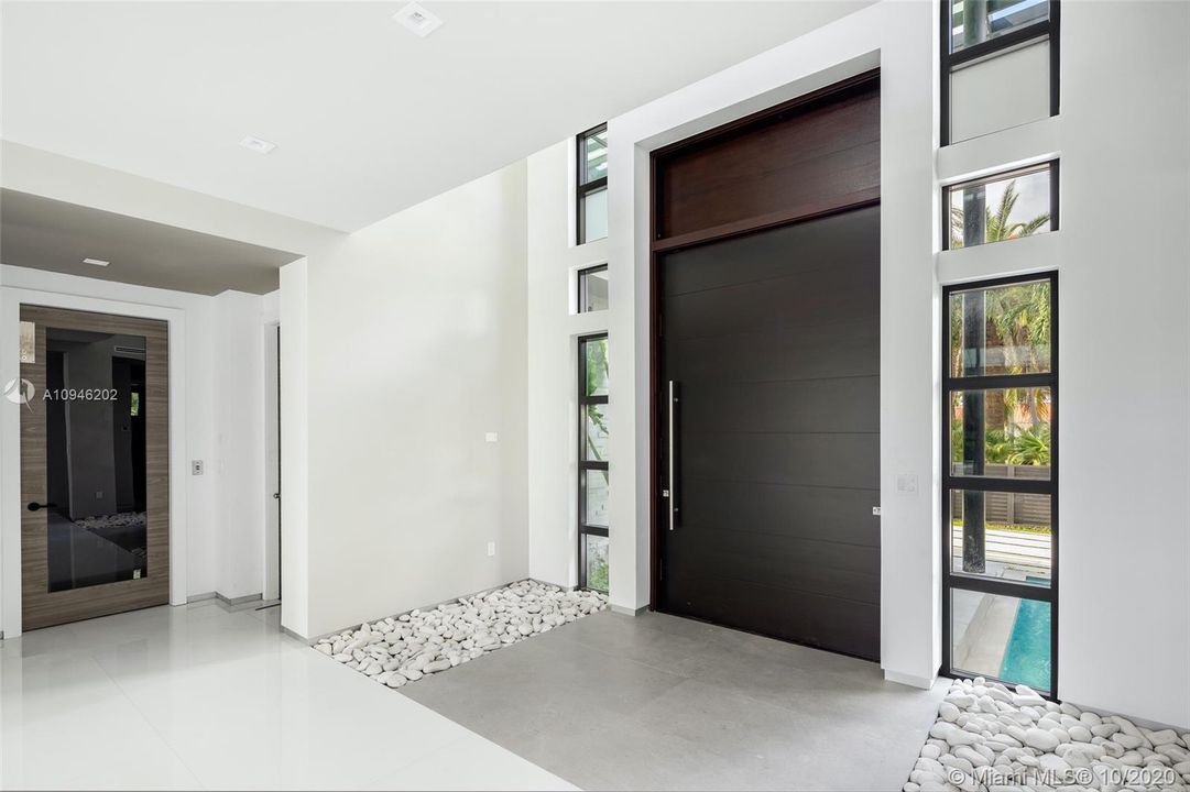 Vendido Recientemente: $4,250,000 (5 camas, 5 baños, 6787 Pies cuadrados)