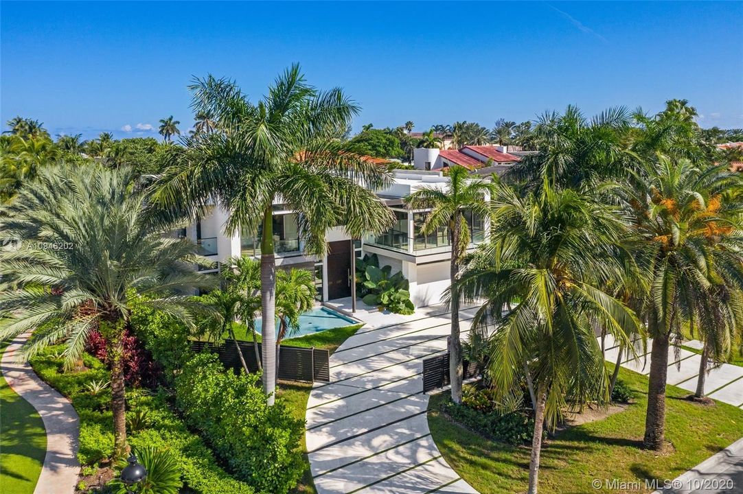 Vendido Recientemente: $4,250,000 (5 camas, 5 baños, 6787 Pies cuadrados)