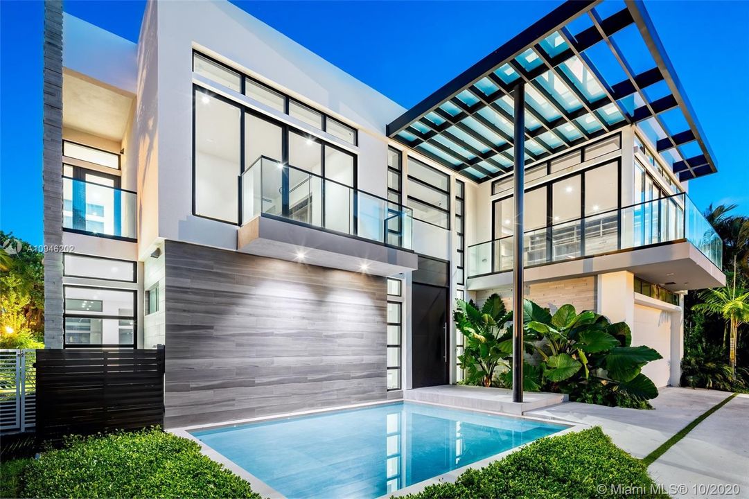 Vendido Recientemente: $4,250,000 (5 camas, 5 baños, 6787 Pies cuadrados)