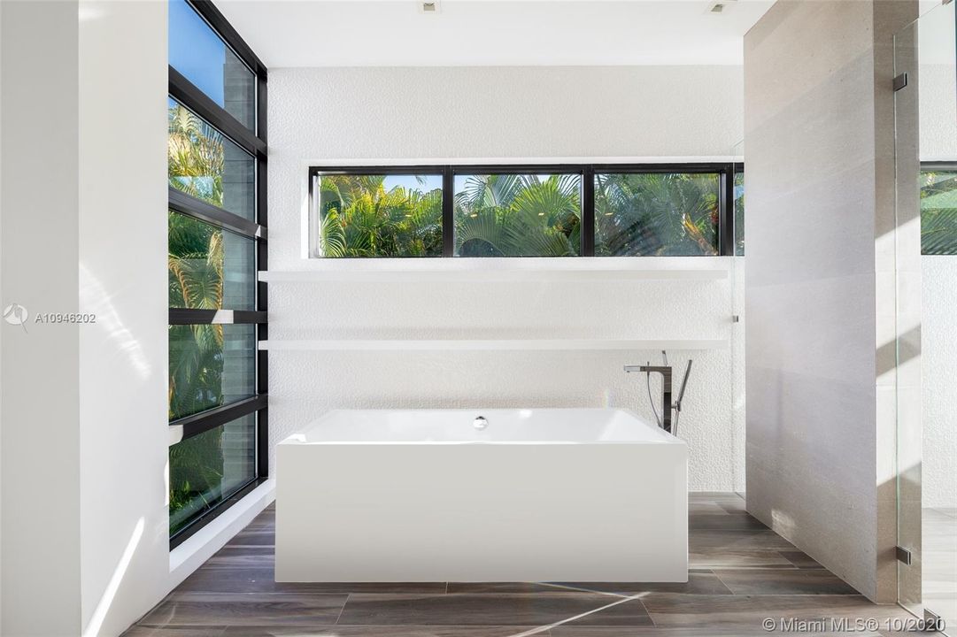 Vendido Recientemente: $4,250,000 (5 camas, 5 baños, 6787 Pies cuadrados)