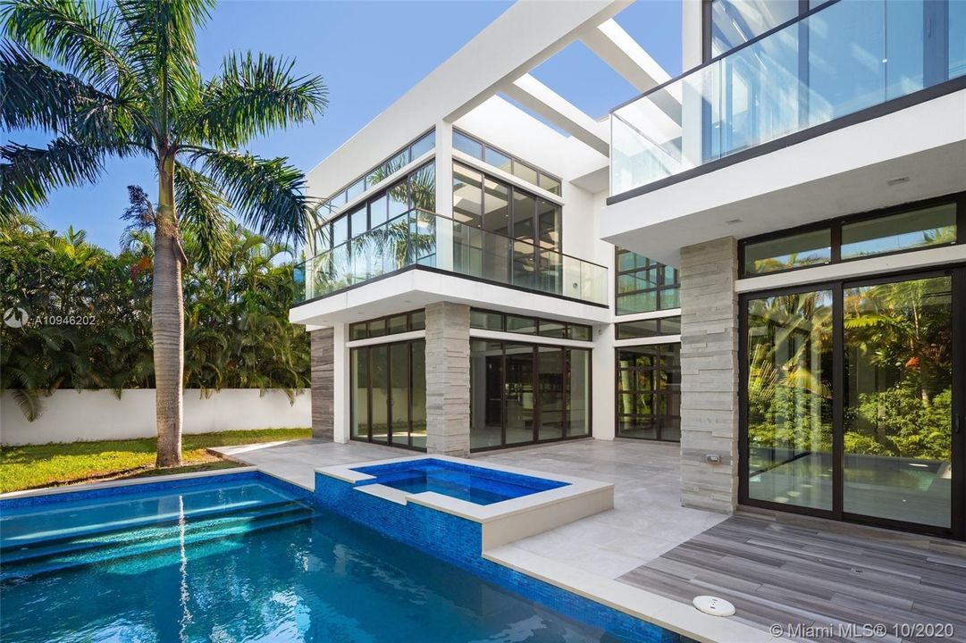 Vendido Recientemente: $4,250,000 (5 camas, 5 baños, 6787 Pies cuadrados)