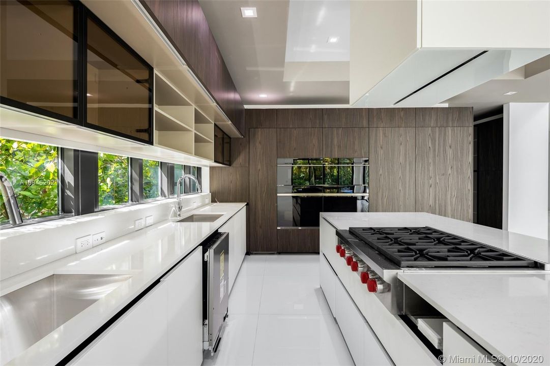Vendido Recientemente: $4,250,000 (5 camas, 5 baños, 6787 Pies cuadrados)