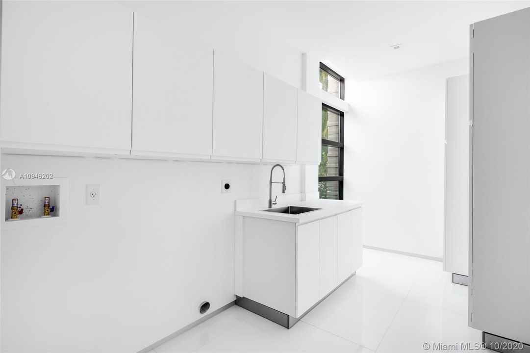 Vendido Recientemente: $4,250,000 (5 camas, 5 baños, 6787 Pies cuadrados)