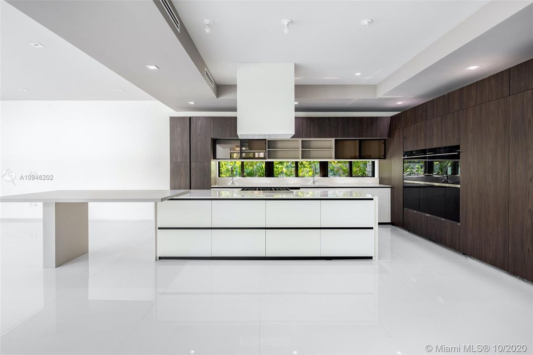 Vendido Recientemente: $4,250,000 (5 camas, 5 baños, 6787 Pies cuadrados)