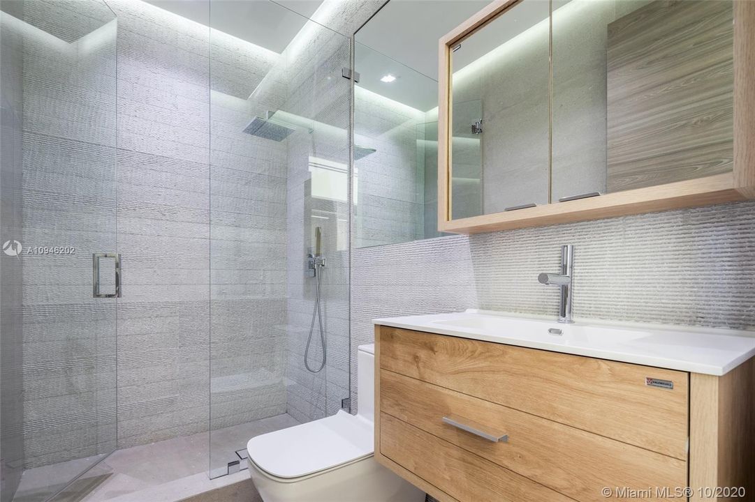 Vendido Recientemente: $4,250,000 (5 camas, 5 baños, 6787 Pies cuadrados)
