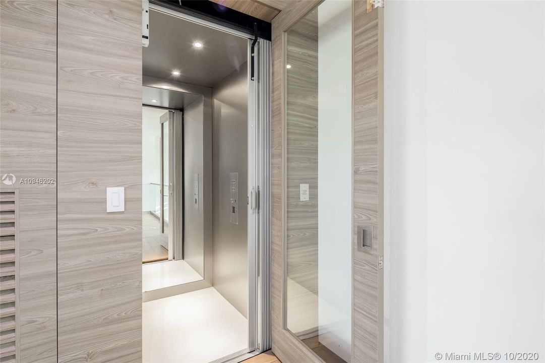 Vendido Recientemente: $4,250,000 (5 camas, 5 baños, 6787 Pies cuadrados)