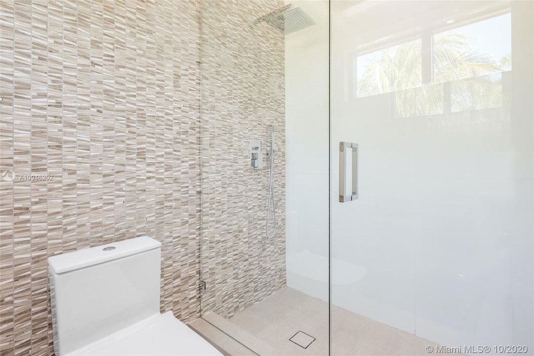 Vendido Recientemente: $4,250,000 (5 camas, 5 baños, 6787 Pies cuadrados)