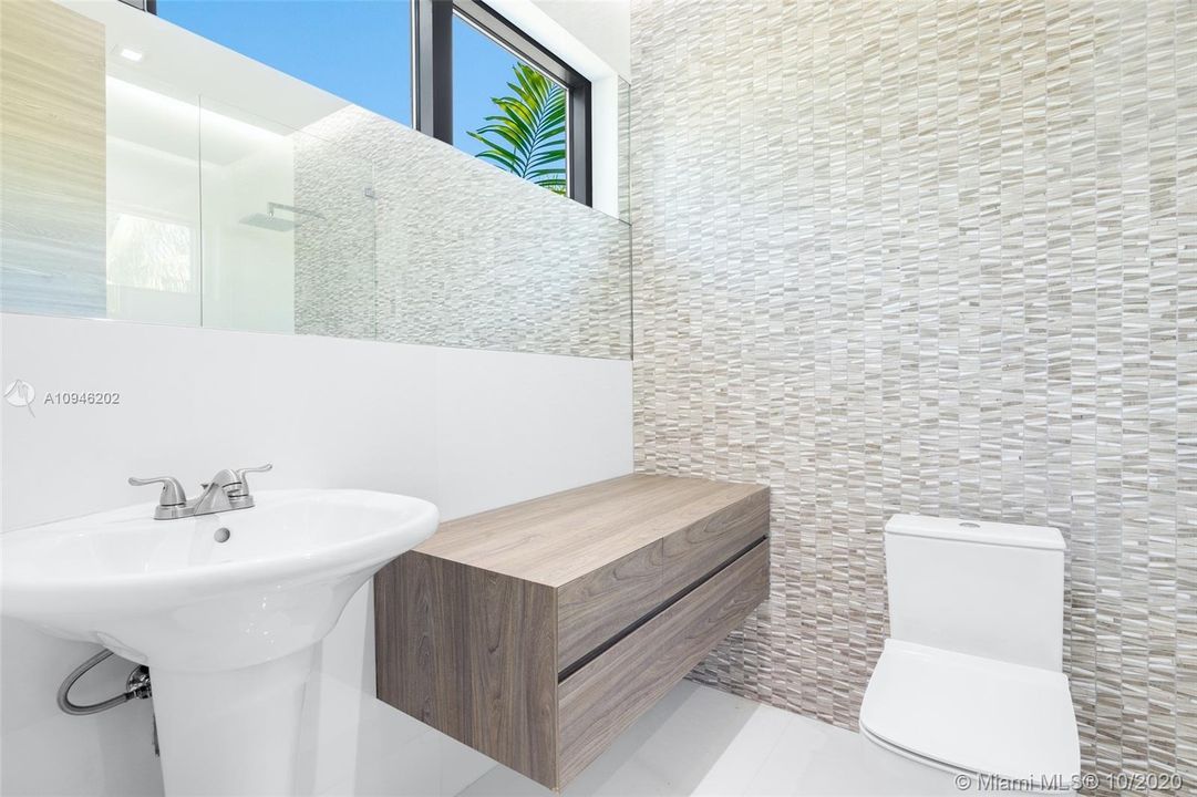 Vendido Recientemente: $4,250,000 (5 camas, 5 baños, 6787 Pies cuadrados)