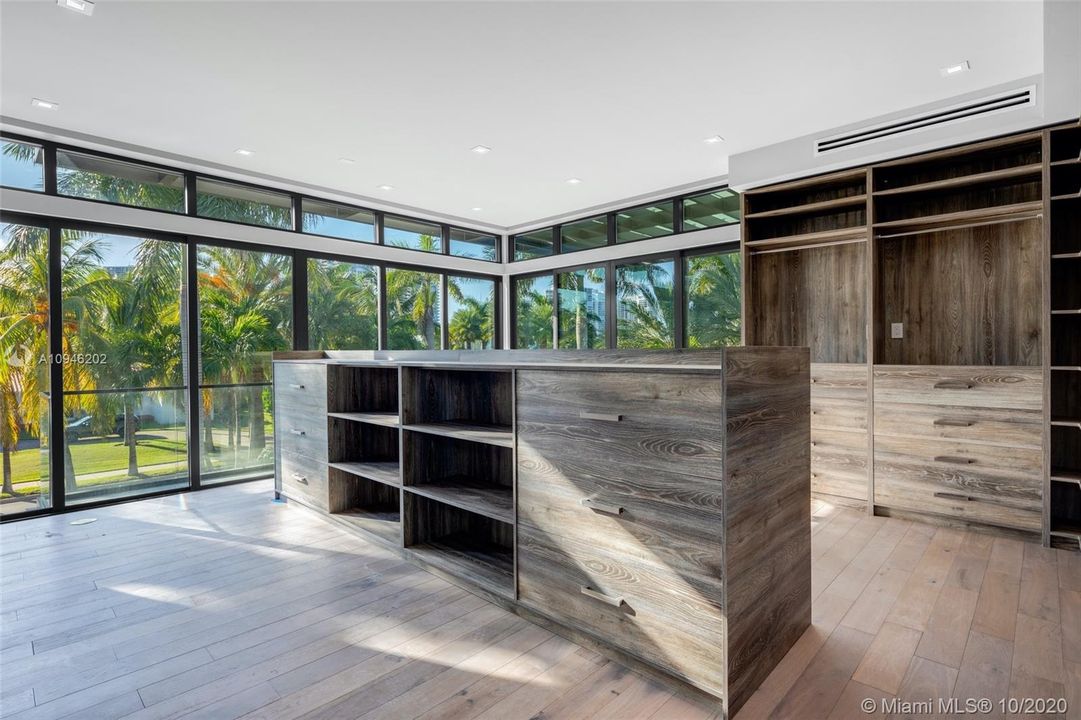 Vendido Recientemente: $4,250,000 (5 camas, 5 baños, 6787 Pies cuadrados)