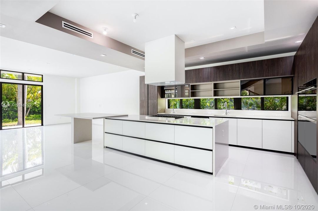 Vendido Recientemente: $4,250,000 (5 camas, 5 baños, 6787 Pies cuadrados)