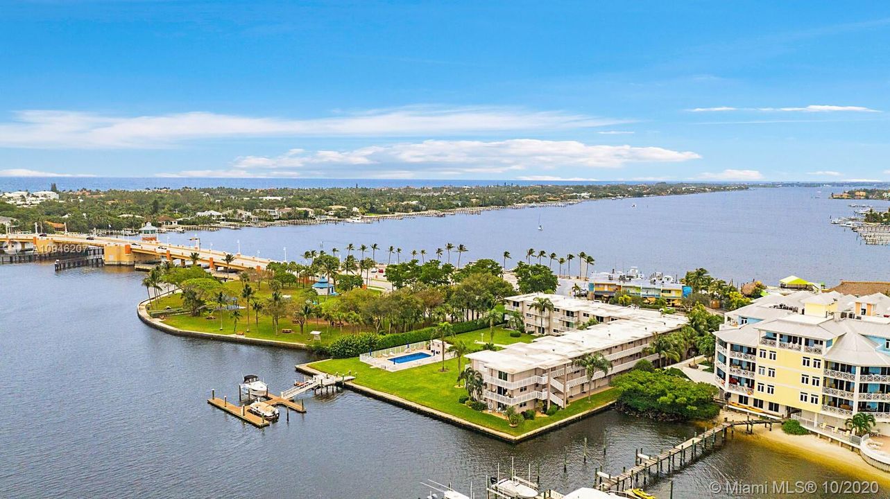 Recently Sold: $269,000 (2 beds, 2 baths, 899 Square Feet)