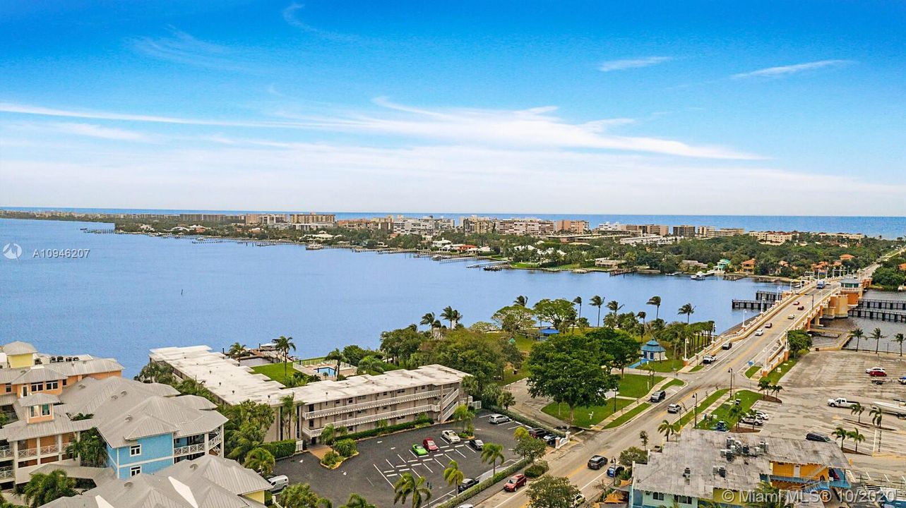 Recently Sold: $269,000 (2 beds, 2 baths, 899 Square Feet)