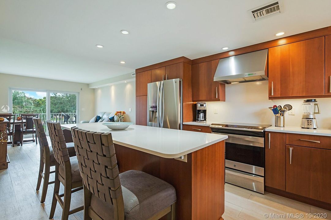 Recently Sold: $269,000 (2 beds, 2 baths, 899 Square Feet)