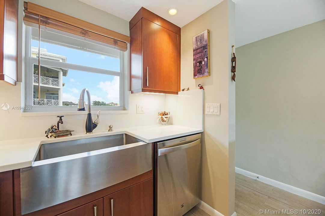 Recently Sold: $269,000 (2 beds, 2 baths, 899 Square Feet)