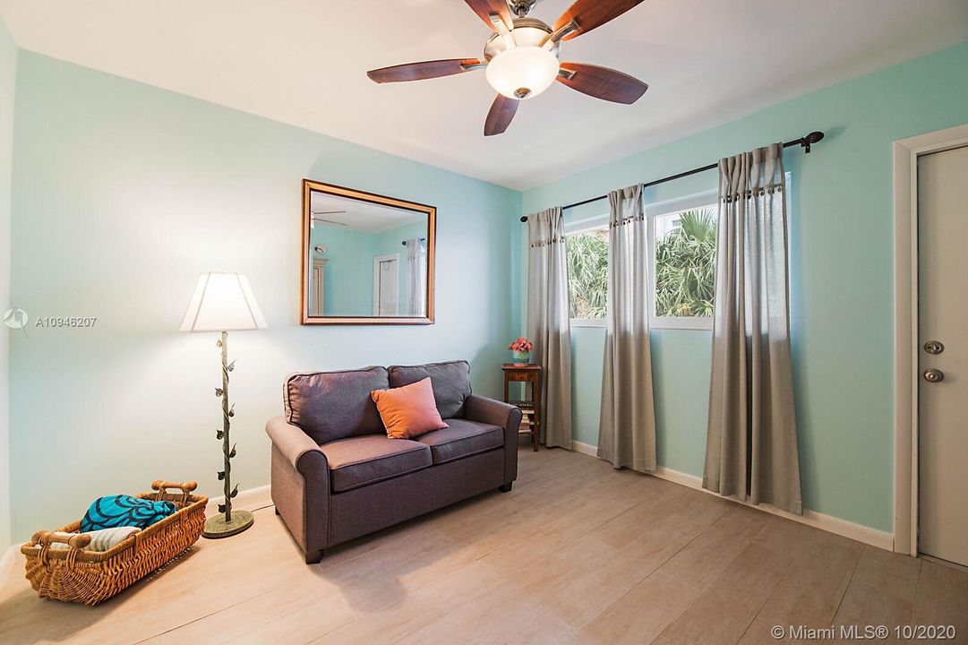 Recently Sold: $269,000 (2 beds, 2 baths, 899 Square Feet)