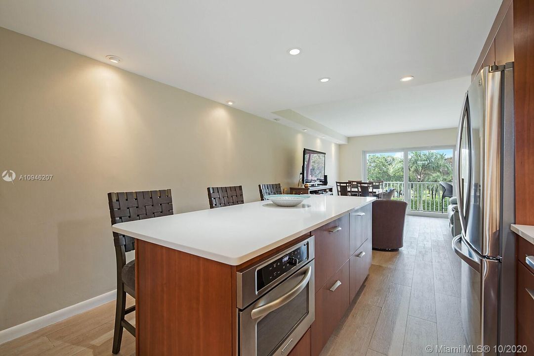 Recently Sold: $269,000 (2 beds, 2 baths, 899 Square Feet)