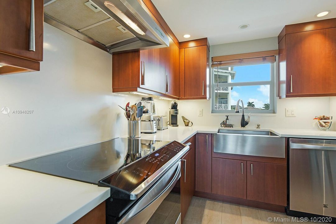 Recently Sold: $269,000 (2 beds, 2 baths, 899 Square Feet)