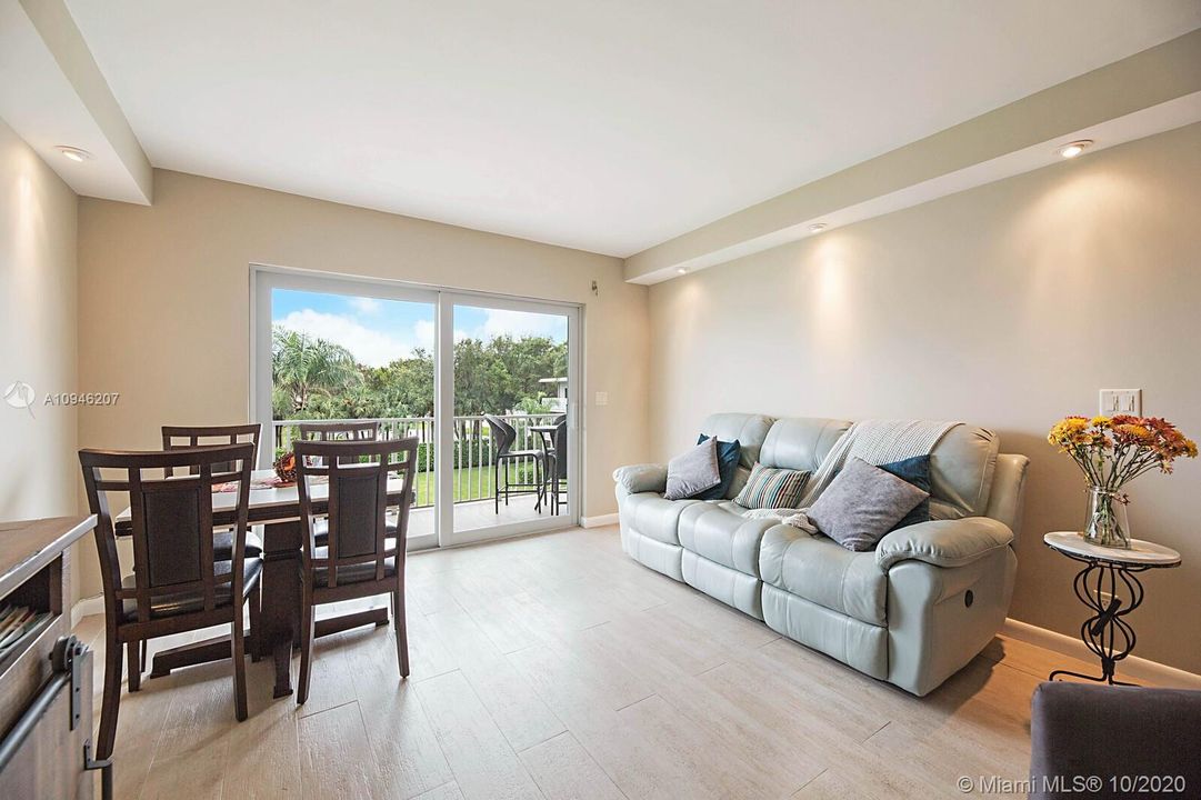 Recently Sold: $269,000 (2 beds, 2 baths, 899 Square Feet)