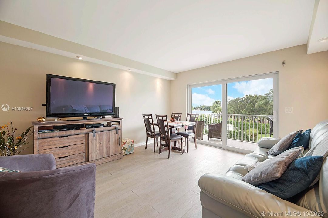 Recently Sold: $269,000 (2 beds, 2 baths, 899 Square Feet)