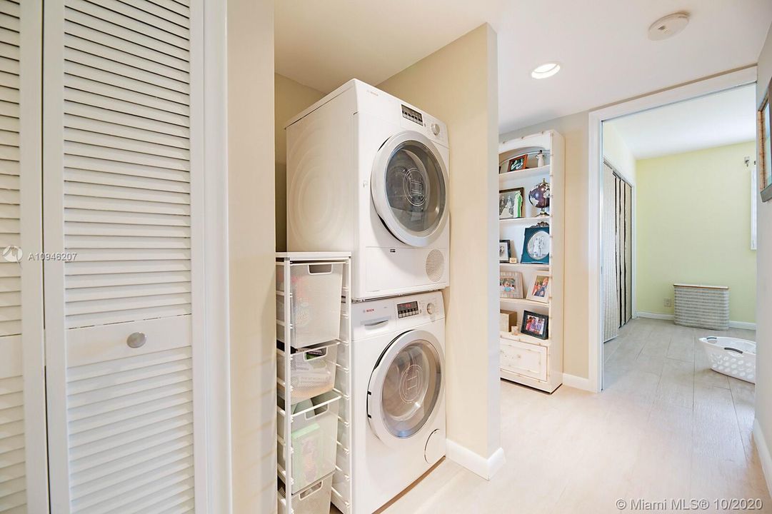 Recently Sold: $269,000 (2 beds, 2 baths, 899 Square Feet)