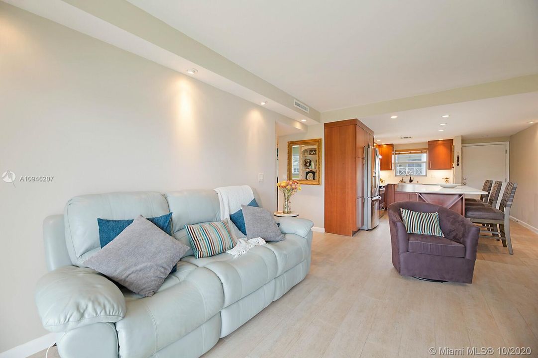 Recently Sold: $269,000 (2 beds, 2 baths, 899 Square Feet)