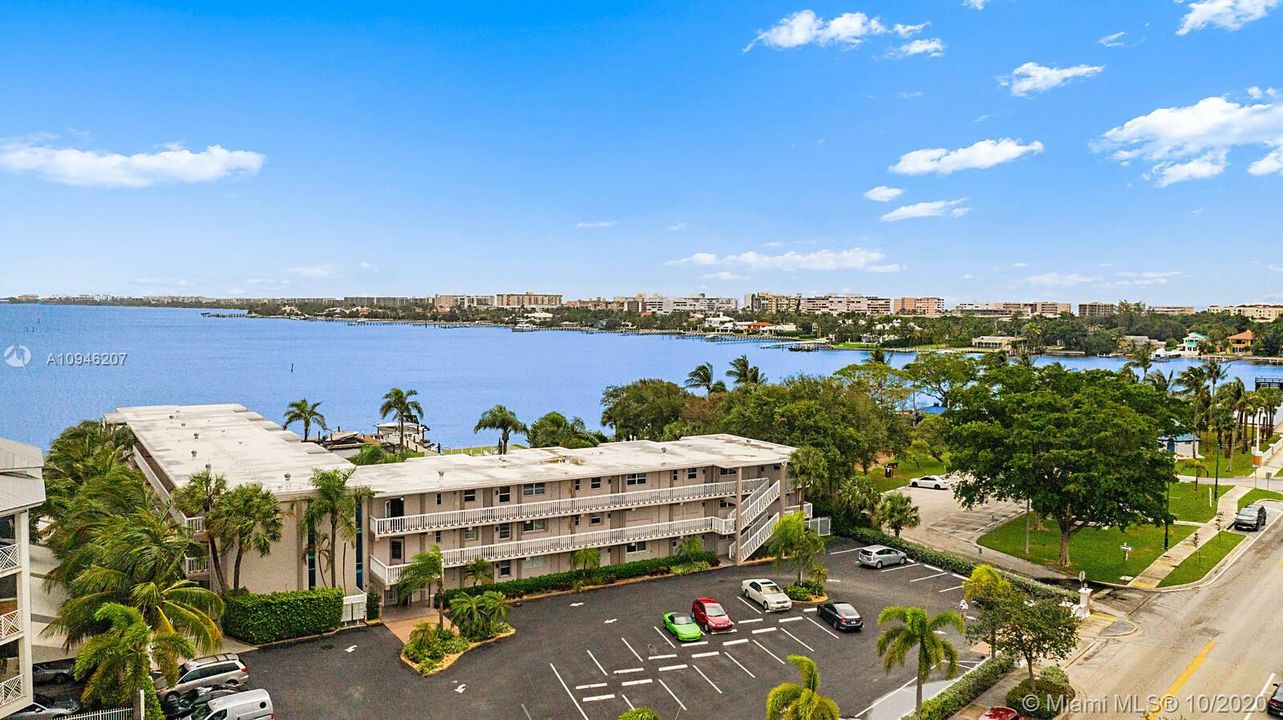 Recently Sold: $269,000 (2 beds, 2 baths, 899 Square Feet)