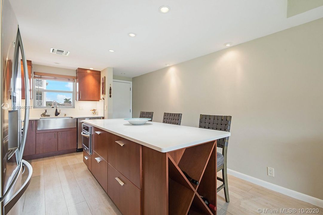 Recently Sold: $269,000 (2 beds, 2 baths, 899 Square Feet)