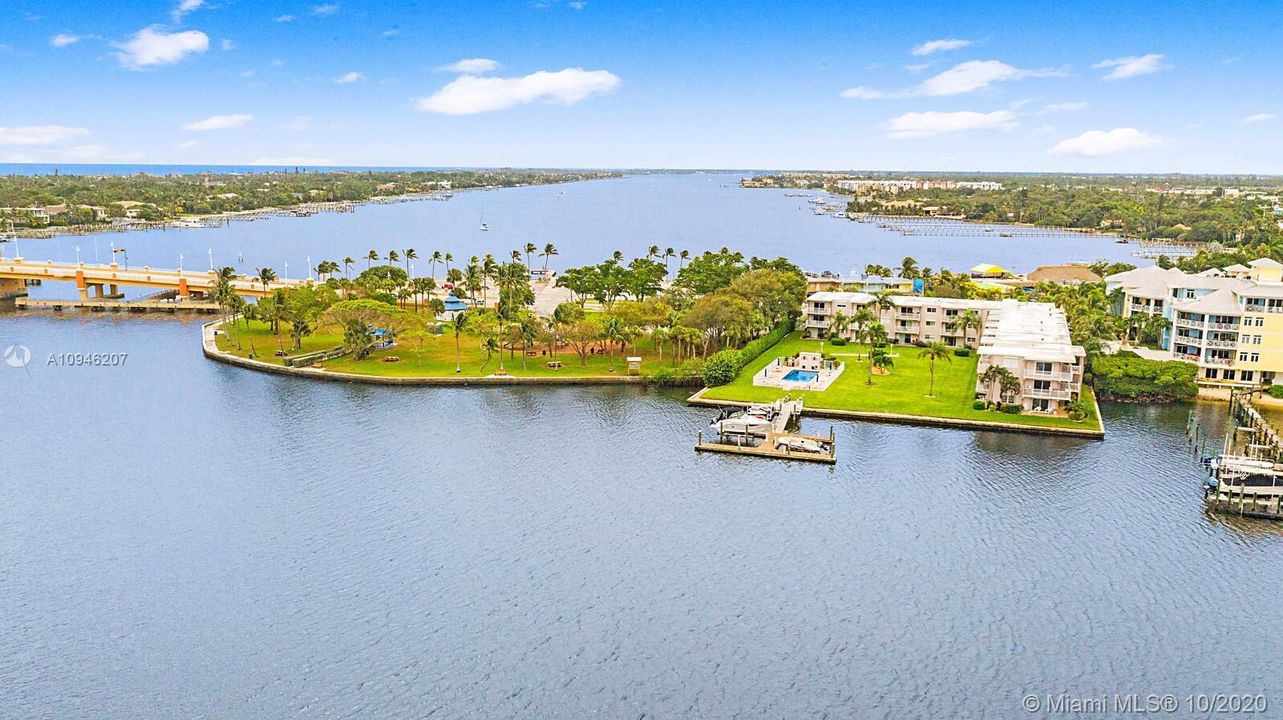 Recently Sold: $269,000 (2 beds, 2 baths, 899 Square Feet)