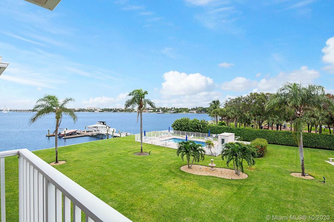 Recently Sold: $269,000 (2 beds, 2 baths, 899 Square Feet)