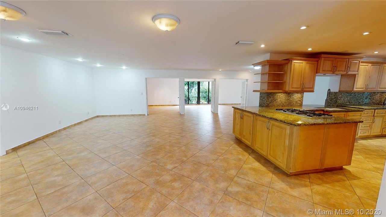 Recently Sold: $600,000 (5 beds, 2 baths, 3270 Square Feet)