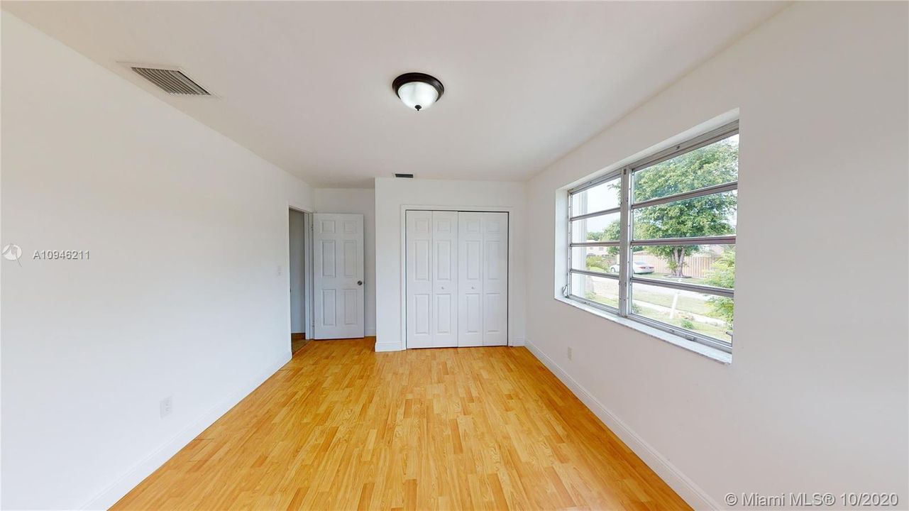 Recently Sold: $600,000 (5 beds, 2 baths, 3270 Square Feet)