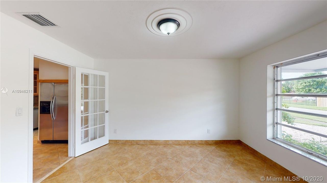 Recently Sold: $600,000 (5 beds, 2 baths, 3270 Square Feet)