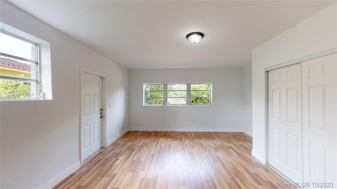 Recently Sold: $600,000 (5 beds, 2 baths, 3270 Square Feet)