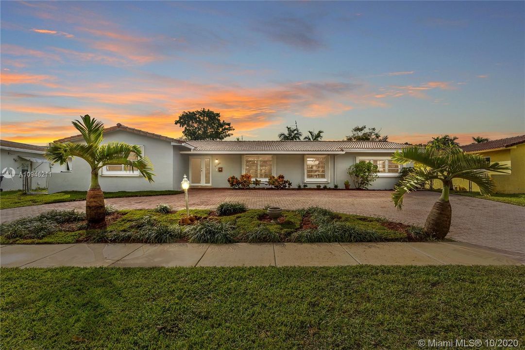 Recently Sold: $600,000 (5 beds, 2 baths, 3270 Square Feet)