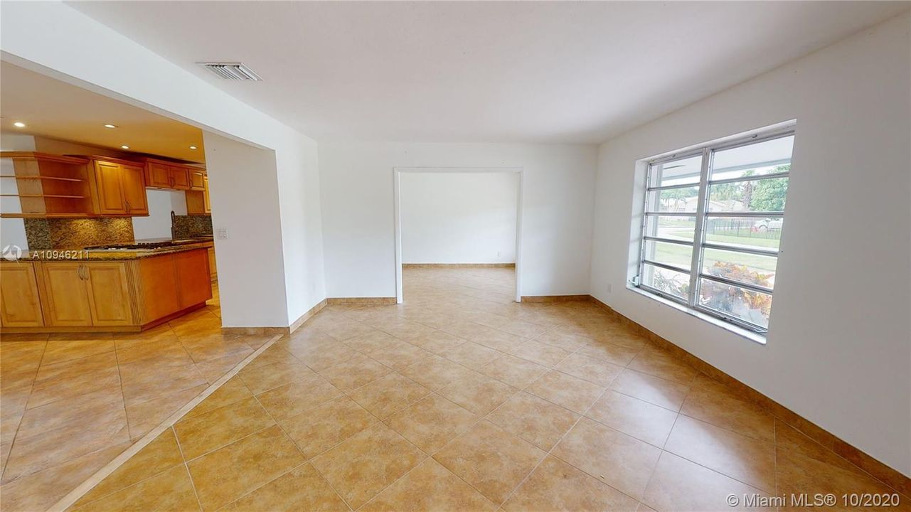Recently Sold: $600,000 (5 beds, 2 baths, 3270 Square Feet)
