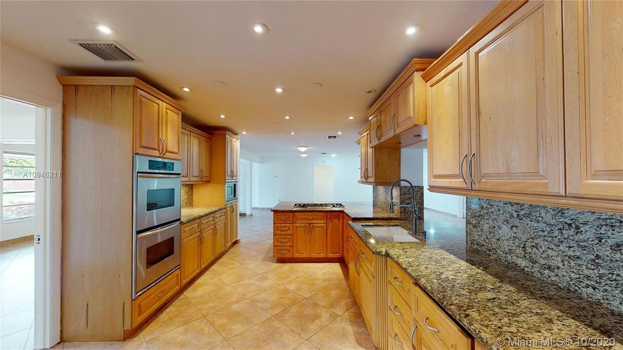 Recently Sold: $600,000 (5 beds, 2 baths, 3270 Square Feet)
