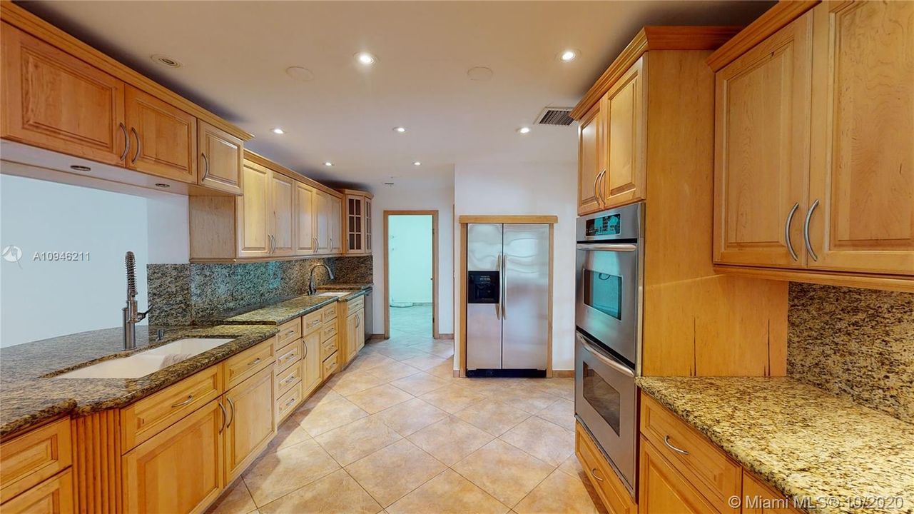 Recently Sold: $600,000 (5 beds, 2 baths, 3270 Square Feet)