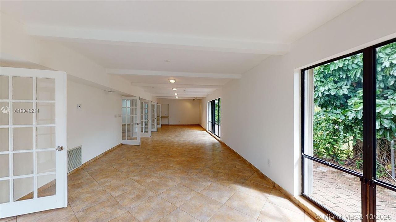 Recently Sold: $600,000 (5 beds, 2 baths, 3270 Square Feet)