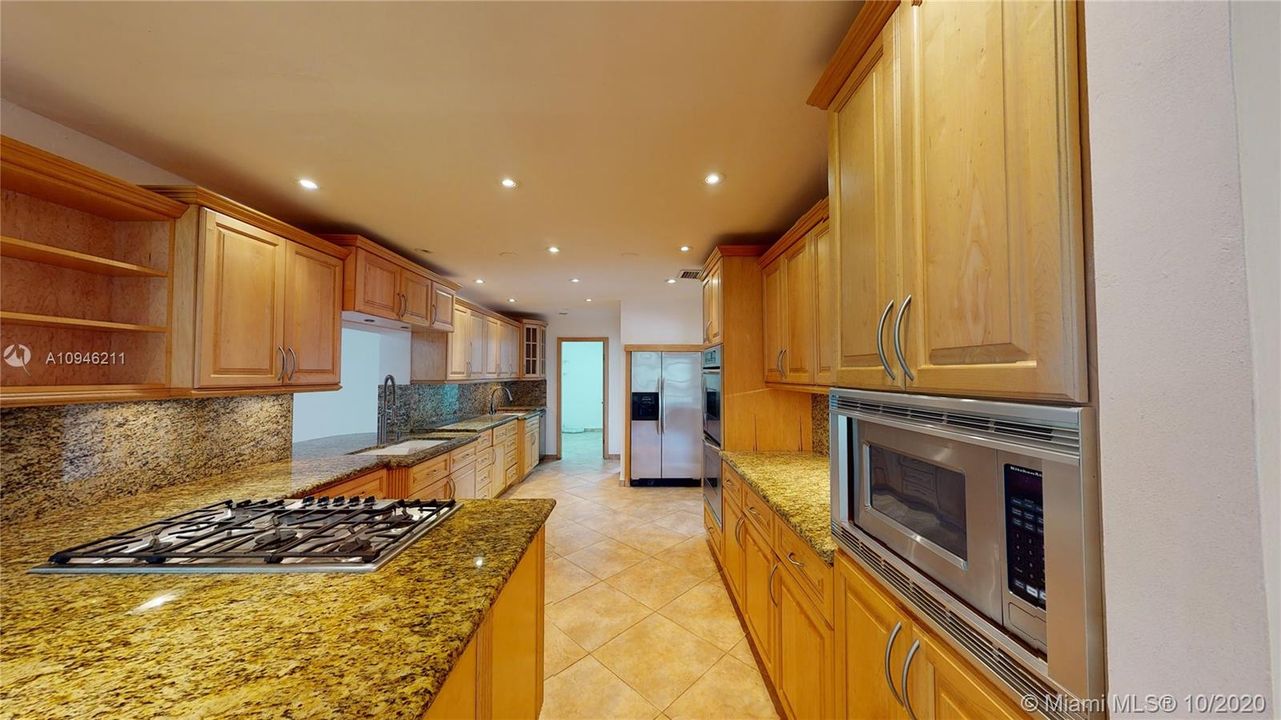 Recently Sold: $600,000 (5 beds, 2 baths, 3270 Square Feet)
