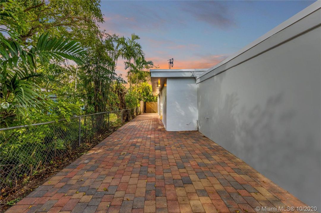 Recently Sold: $600,000 (5 beds, 2 baths, 3270 Square Feet)