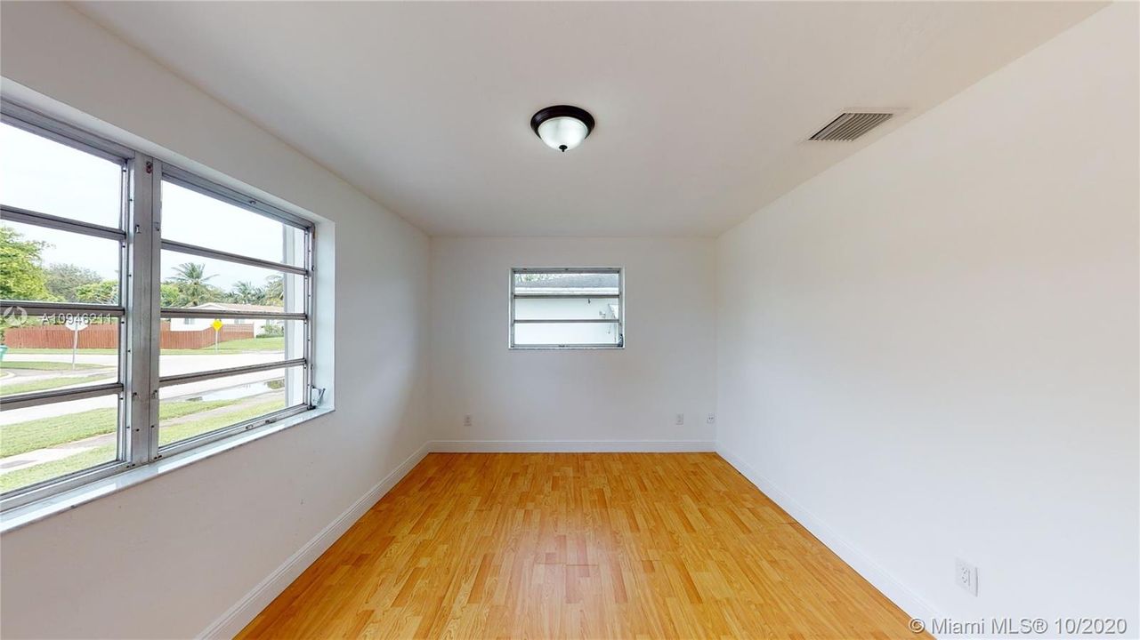 Recently Sold: $600,000 (5 beds, 2 baths, 3270 Square Feet)