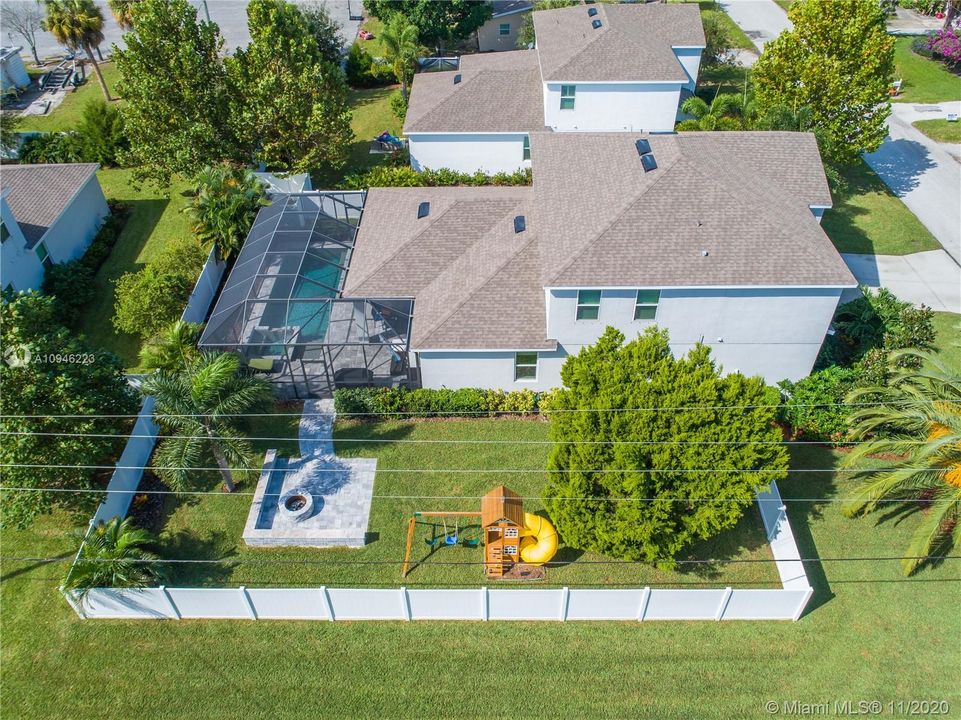 Recently Sold: $789,000 (5 beds, 2 baths, 3230 Square Feet)