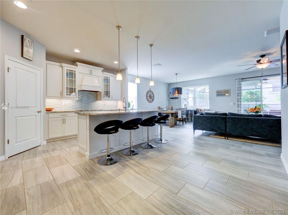 Recently Sold: $789,000 (5 beds, 2 baths, 3230 Square Feet)