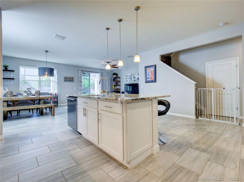Recently Sold: $789,000 (5 beds, 2 baths, 3230 Square Feet)