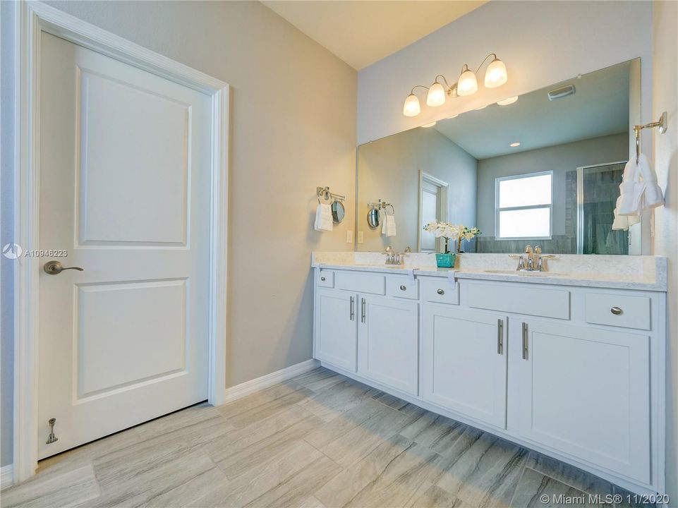 Recently Sold: $789,000 (5 beds, 2 baths, 3230 Square Feet)