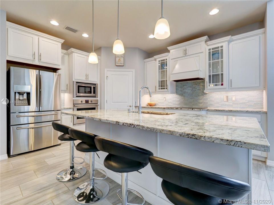 Recently Sold: $789,000 (5 beds, 2 baths, 3230 Square Feet)