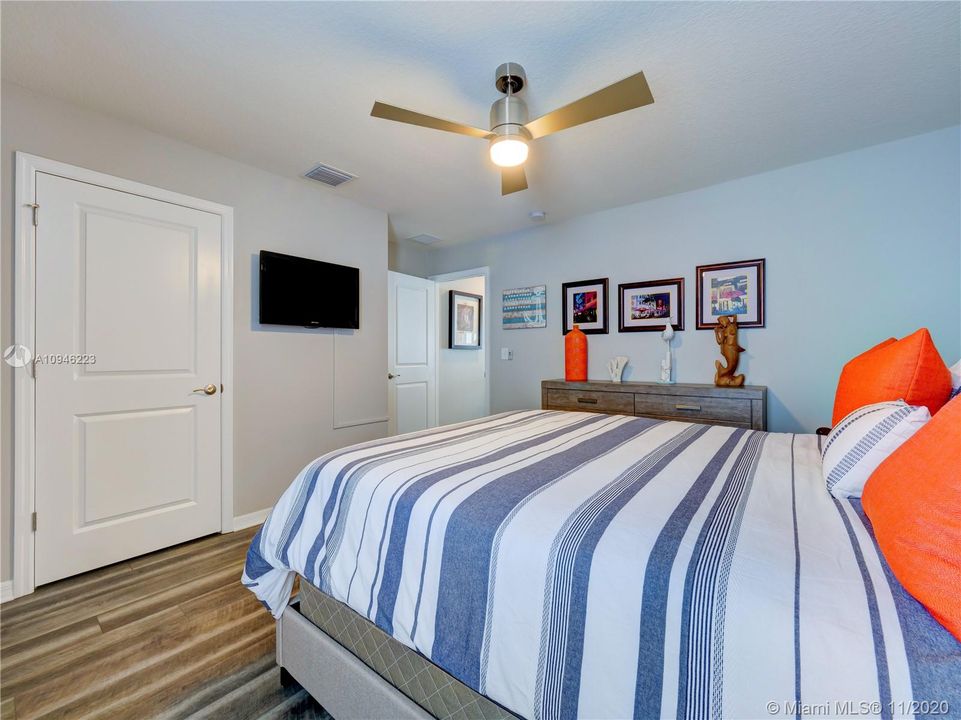 Recently Sold: $789,000 (5 beds, 2 baths, 3230 Square Feet)
